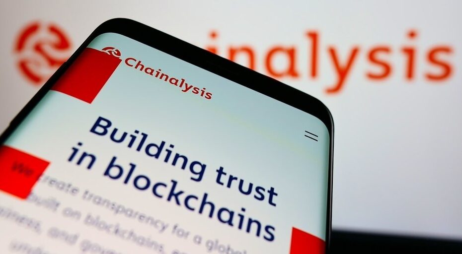 chainalysis obtem empresa segurança blockchain celular mostrando notícias da chainalysis Decrypt logo